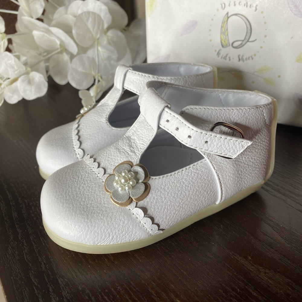 Diseno’s White Dress Shoes for Baby Girl!  European shoe size 20/ US size 5